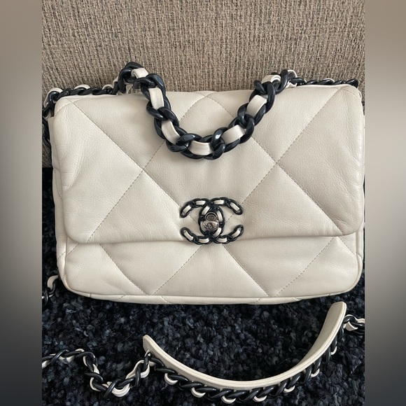 Chanel 19 flap - Picture 2 of 12